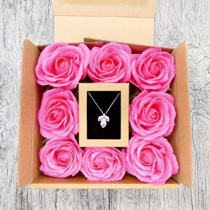 Geschenkset, rosa Seifenrosen mit Kette mit originalen Swarovski-Steinen