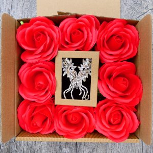 Geschenkset, rote Seifenrosen mit eleganten Ohrringen