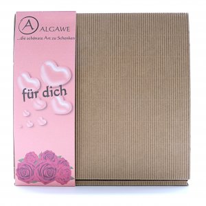 Geschenkverpackung mit duftenden, roten Seifenrosen und...